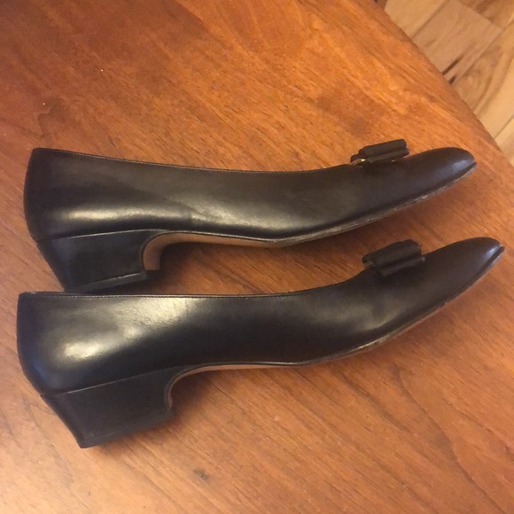 Salvatore Ferragamo boutique Gold Bow - Picture 4 of 7